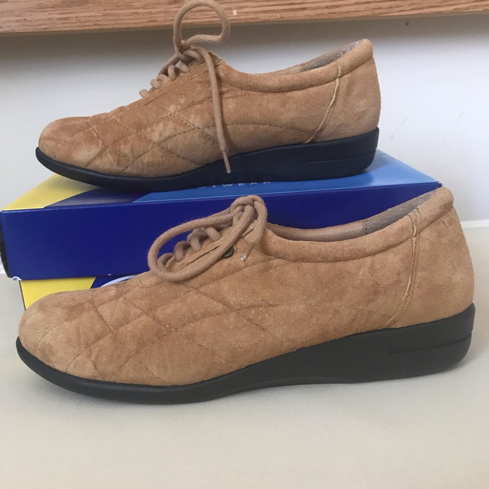 NWT Dr Scholl’s Quilted Oxfords